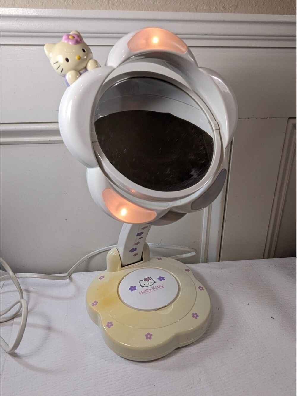 Hello Kitty Lighted Make-Up Mirror vanity magnifying electric folding Emerson